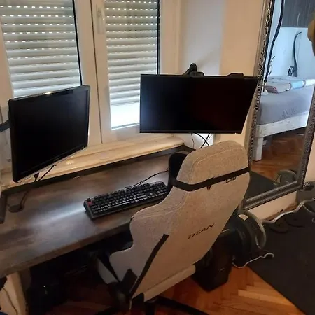 Comfy In Center Apartment
